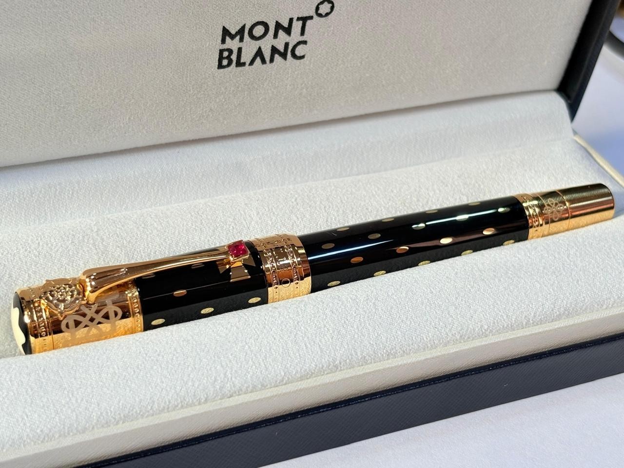 Montblanc Queen Elizabeth Golden Black Fountain Pen - Medium Nib Box Included Montblanc Queen Elizabeth Golden Black Fountain Pen - Medium Nib Box Included