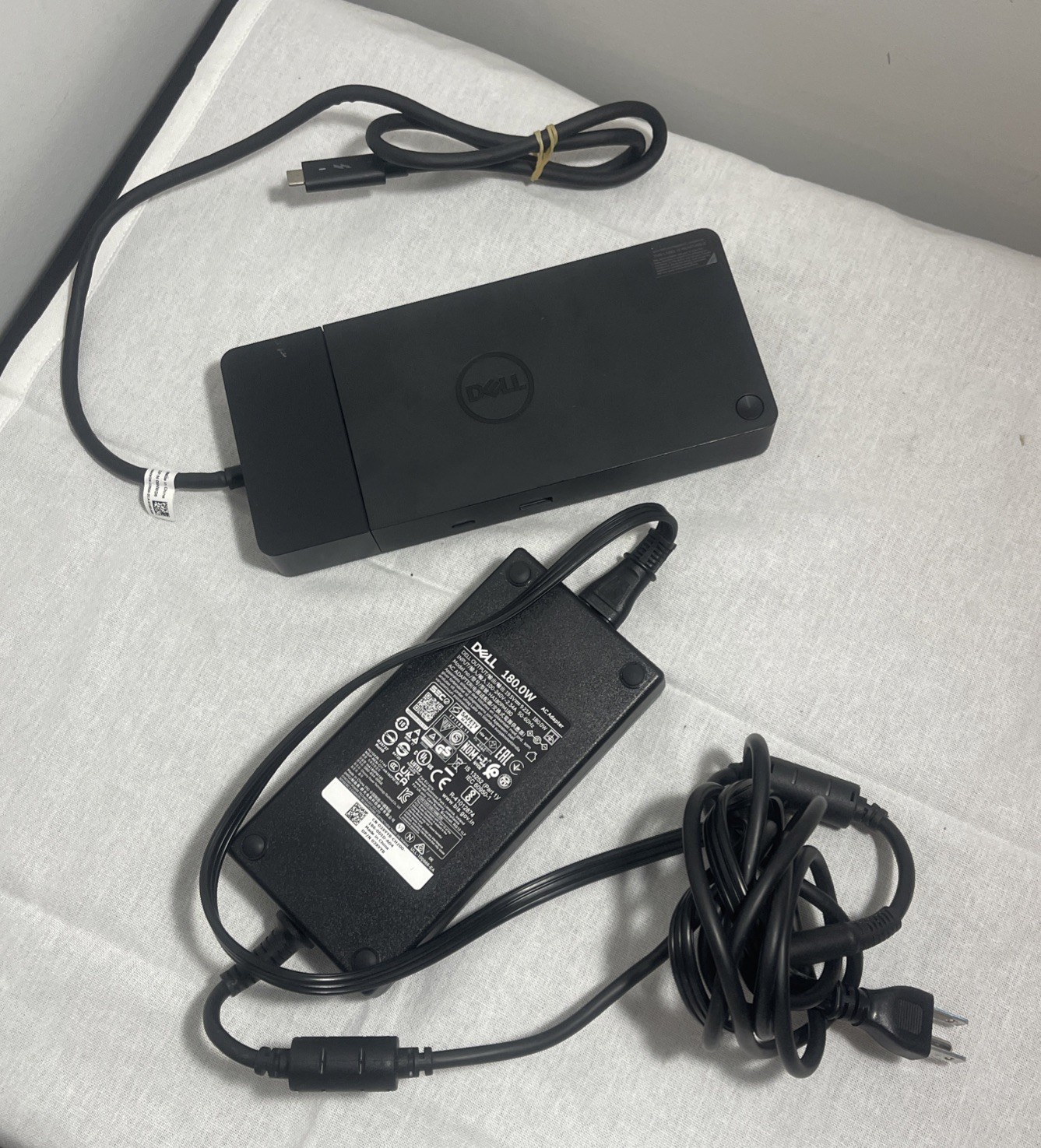Dell WD22TB4 Thunderbolt 4 Dock w/180W Power Adapter – Excellent Condition Dell WD22TB4 Thunderbolt 4 Dock w/180W Power Adapter – Excellent Condition