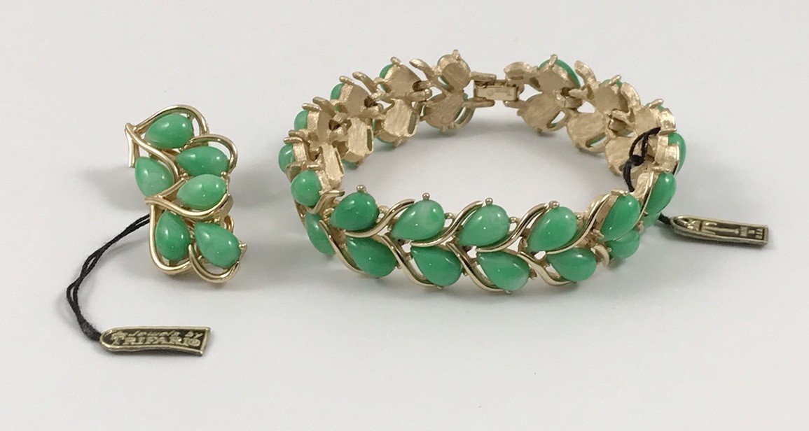 Vtg Crown Trifari Faux Jade Lucite Gold Tone Bracelet & Clip Earrings. #325 Vtg Crown Trifari Faux Jade Lucite Gold Tone Bracelet & Clip Earrings. #325