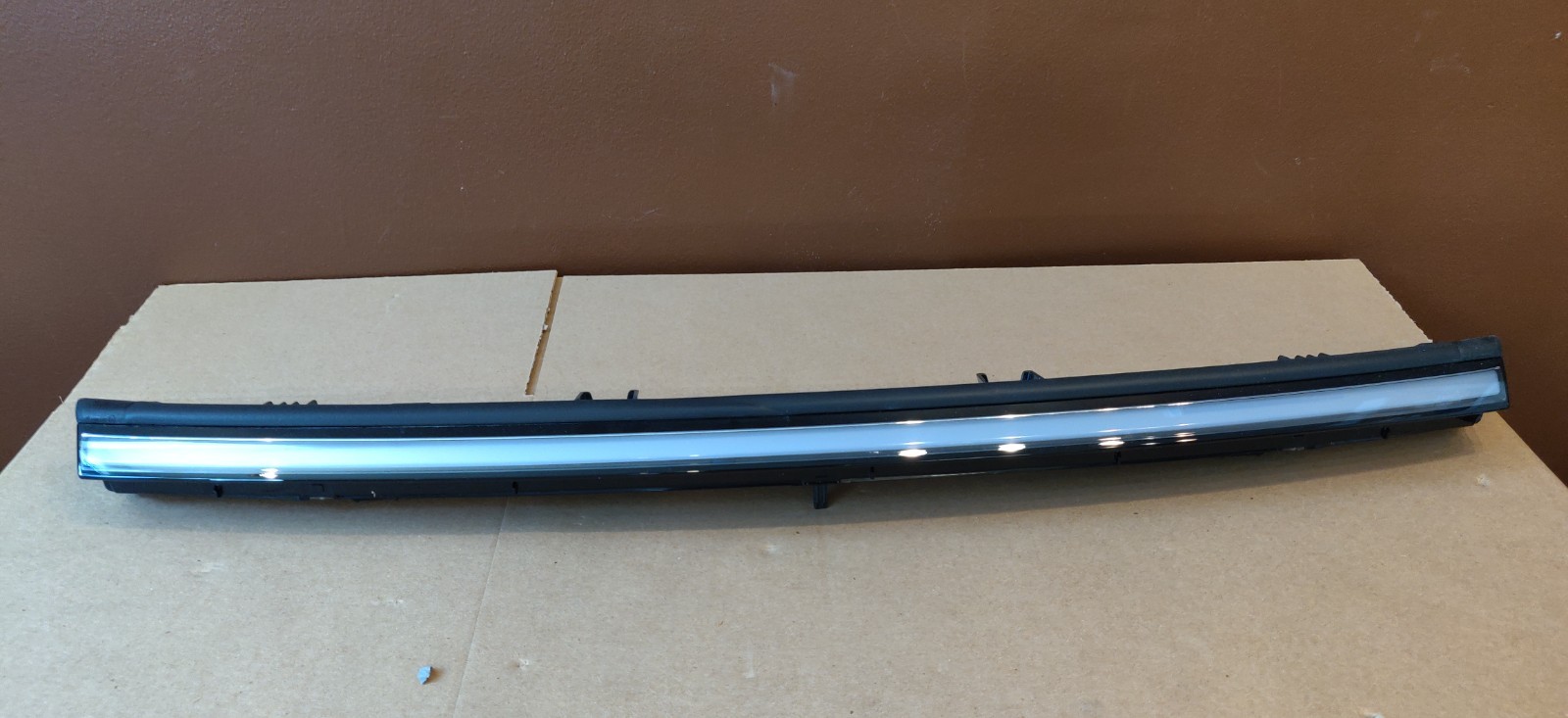 2024-2026 TESLA MODEL Y FRONT CENTER LIGHT BAR N16001