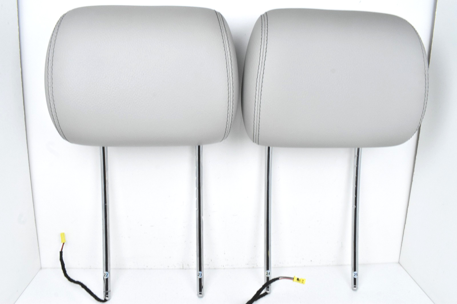 2006-2013 Mercedes ML350 Front Left Right Gray Leather Headrest Set Pair OEM 2006-2013 Mercedes ML350 Front Left Right Gray Leather Headrest Set Pair OEM