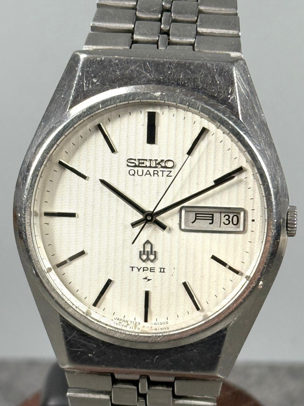 Seiko Quartz 7123-8100 35mm Kanji Day Date Original Bracelet Vintage Seiko Quartz 7123-8100 35mm Kanji Day Date Original Bracelet Vintage