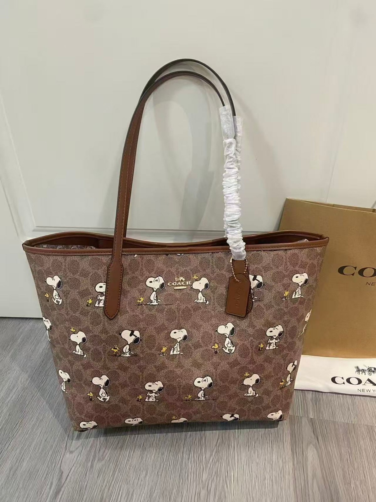 NWT Coach PEANUTS CBJ89 City Tote Bag Signature Coated Canvas Snoopy Outlet NWT Coach PEANUTS CBJ89 City Tote Bag Signature Coated Canvas Snoopy Outlet
