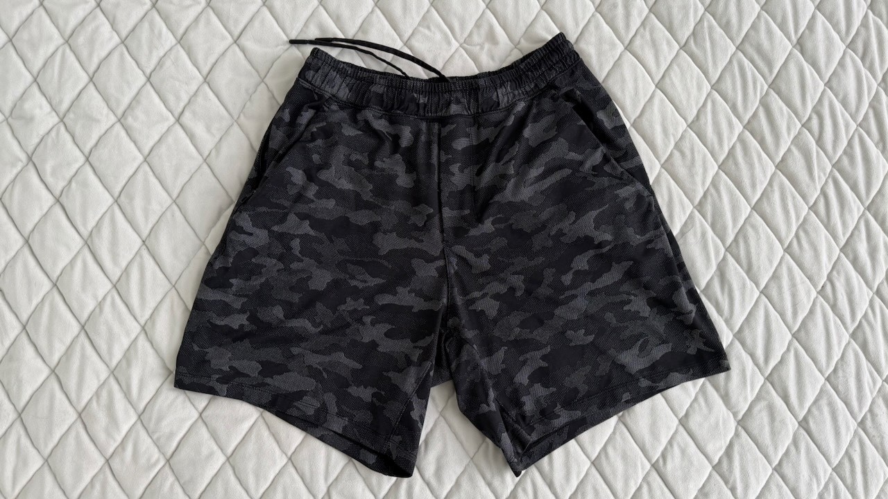 Lululemon License To Train Linerless 7” Shorts Men’s M Black Camo