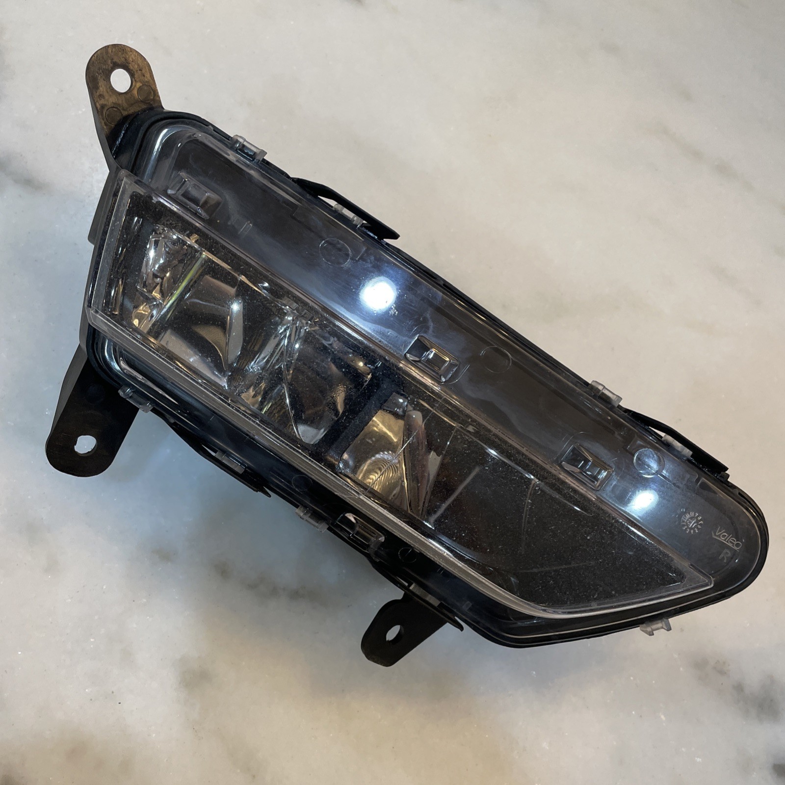 2015 - 2018 Porsche Macan Turbo Front Right Lower Fog Light Lamp *Rock Chips* 2015 - 2018 Porsche Macan Turbo Front Right Lower Fog Light Lamp *Rock Chips*