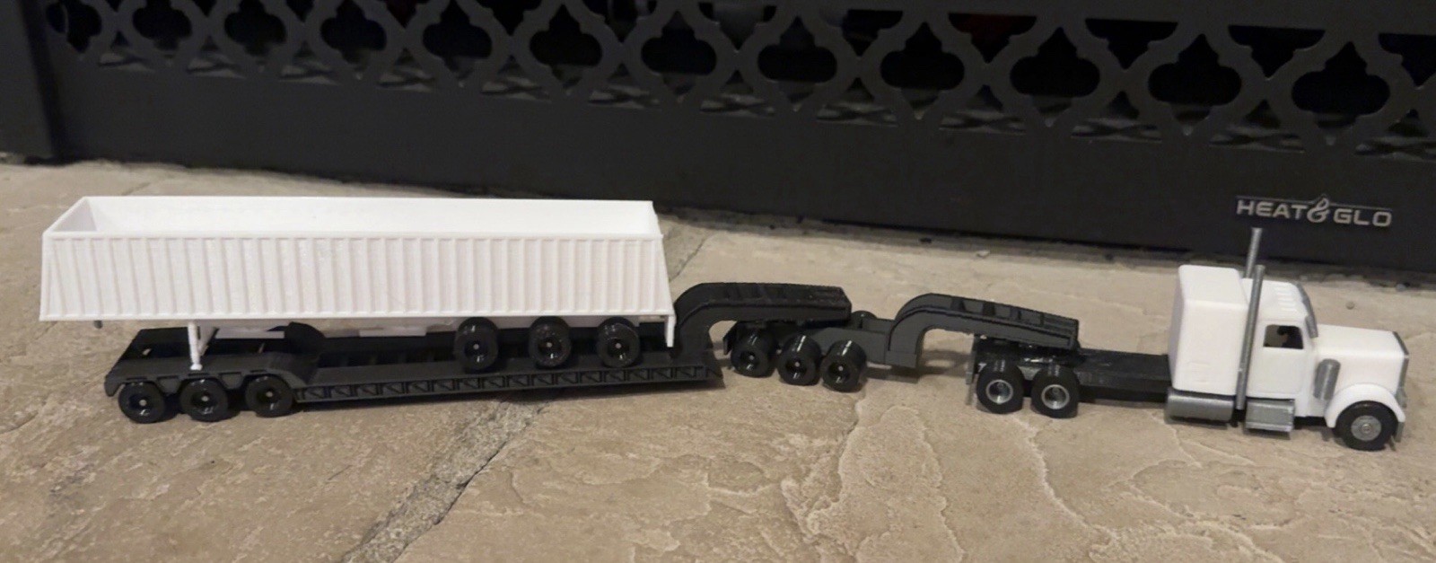 1:64 Semi trailer Set - White Hopper And Black Low Boy - 3D printed 1:64 Semi trailer Set - White Hopper And Black Low Boy - 3D printed