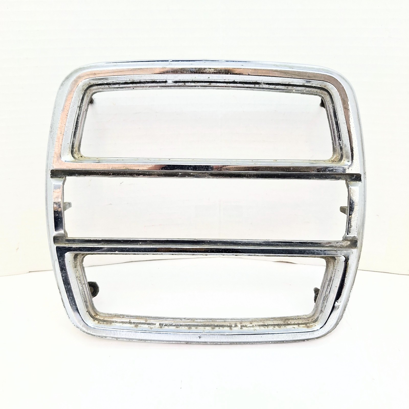 1968-1969 FORD TORINO FAIRLANE TAIL LIGHT BEZEL TOP LH DRIVER SIDE CHROME OEM 1968-1969 FORD TORINO FAIRLANE TAIL LIGHT BEZEL TOP LH DRIVER SIDE CHROME OEM