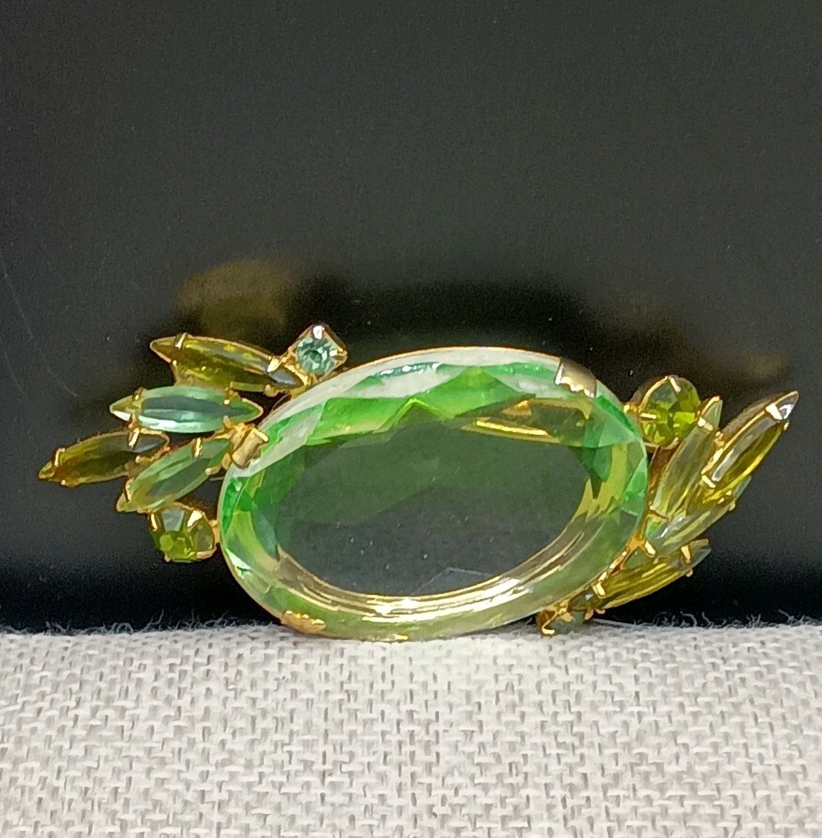 Vintage Juliana D & E Brooch Green Givre Glass Lime Chartreuse Navette Bezel 3\