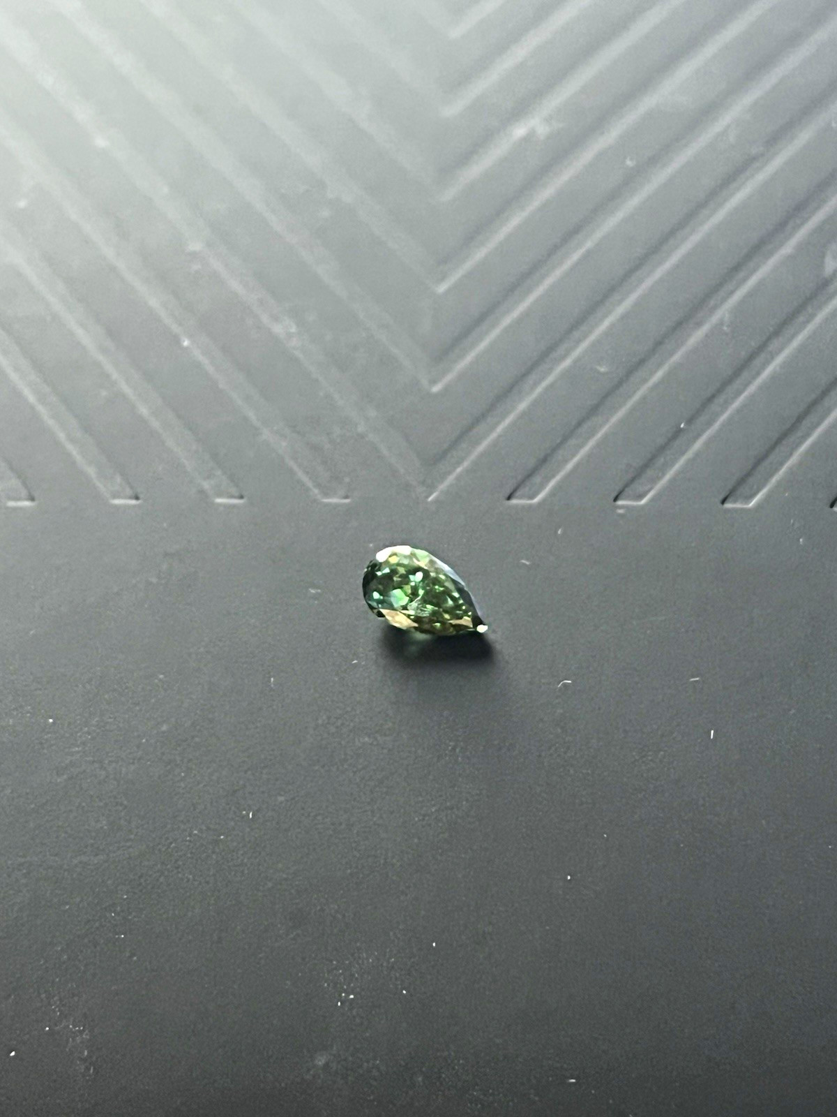 IGI Lab-Grown Diamond 1.01ct Fancy Vivid Green VS1 Excellent Cut Pear 8.66x5.14 IGI Lab-Grown Diamond 1.01ct Fancy Vivid Green VS1 Excellent Cut Pear 8.66x5.14