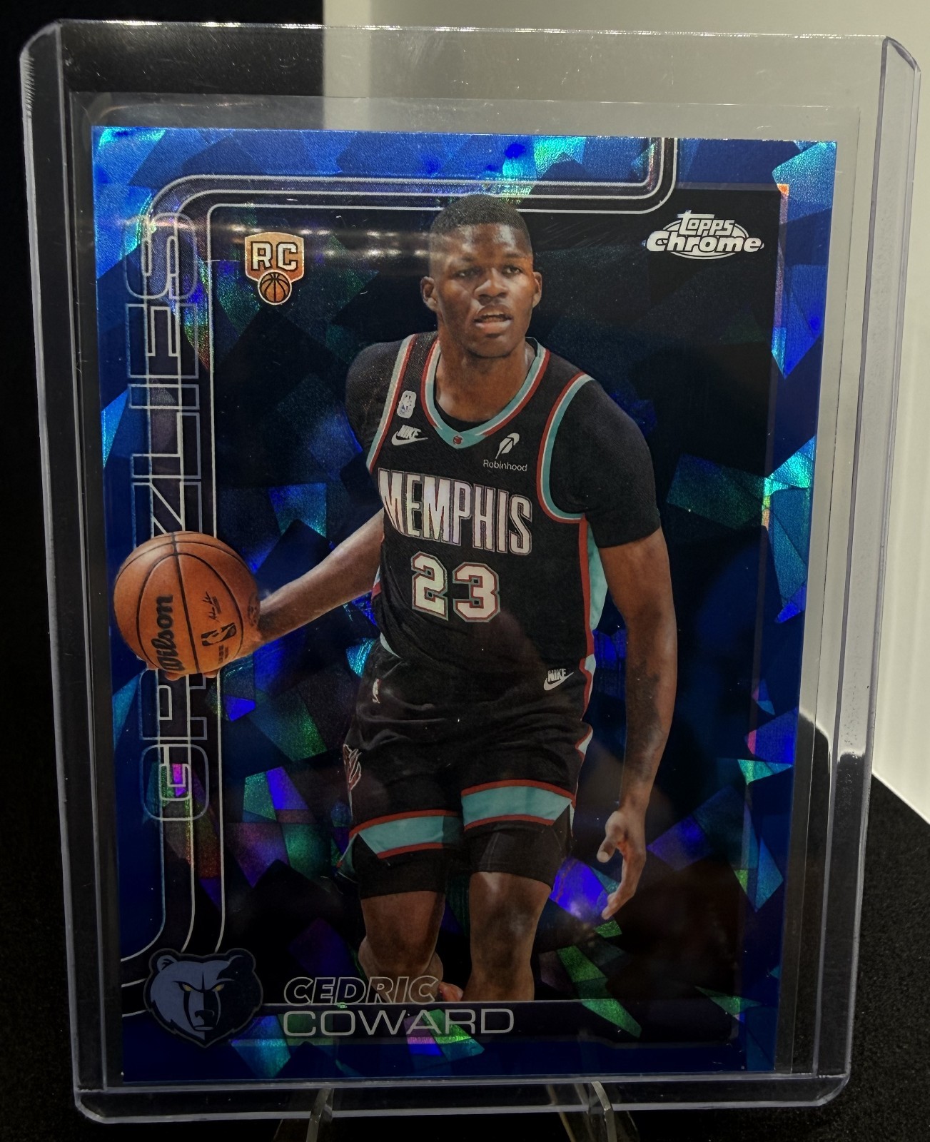 2025-2026 TOPPS CHROME UPDATE SAPPHIRE ROOKIE CEDRIC COWARD *589 2025-2026 TOPPS CHROME UPDATE SAPPHIRE ROOKIE CEDRIC COWARD *589