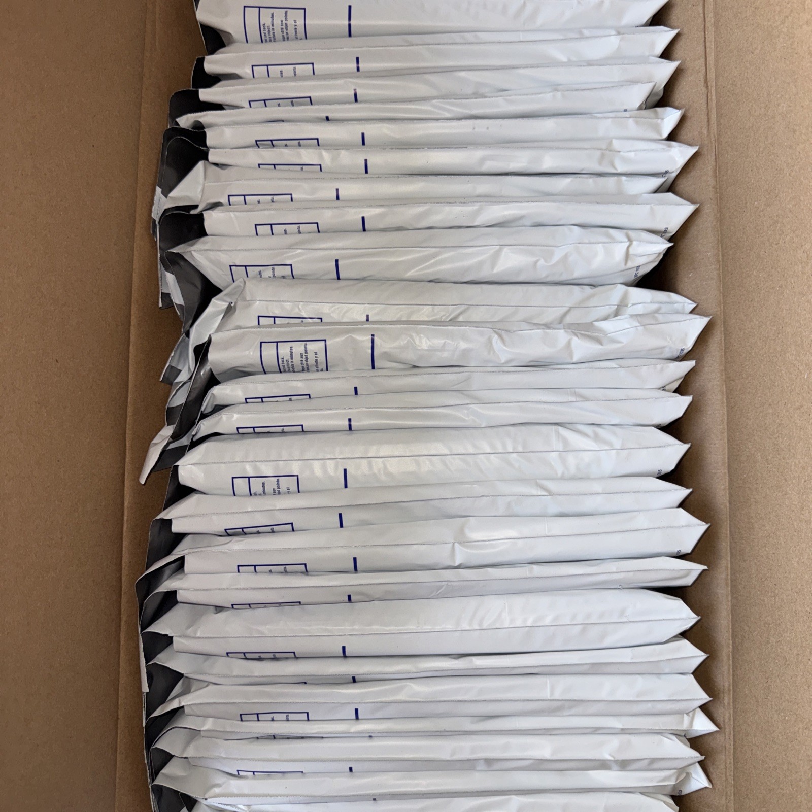 Case of Kangaroo Foam Mailer 9x11 Expanding 1 3/8 Envelope 72/units