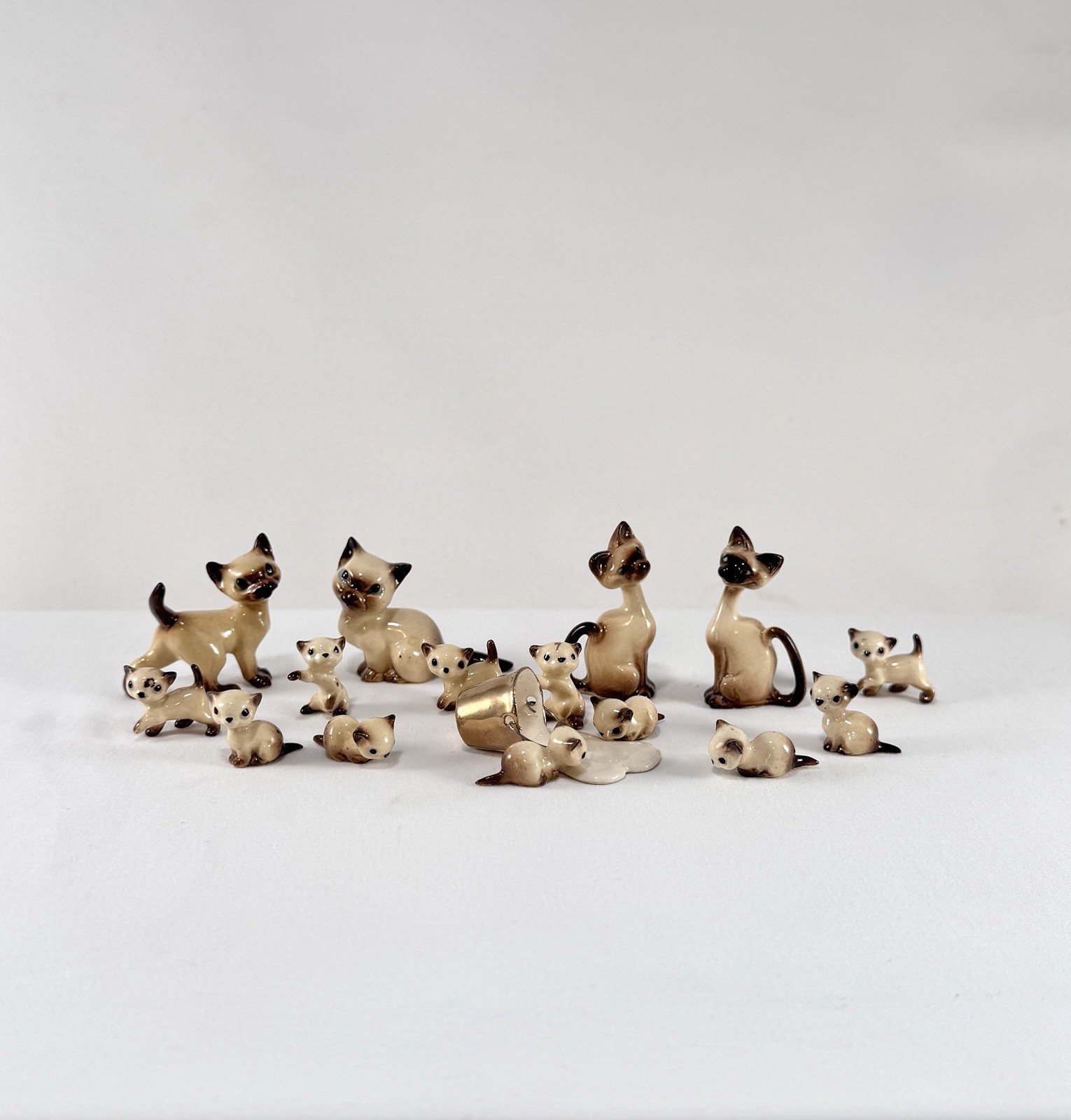 Vintage Hagen Renaker Siamese Cat Family Figurine Lot 16 Pcs w/ Gold Milk Pail