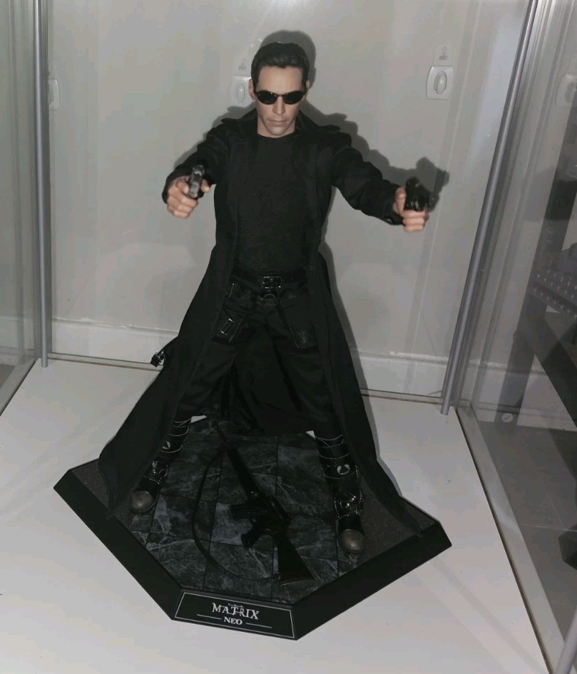 Hot Toys MMS466 The Matrix Neo 1/6 Pre-Owned Hot Toys MMS466 The Matrix Neo 1/6 Pre-Owned