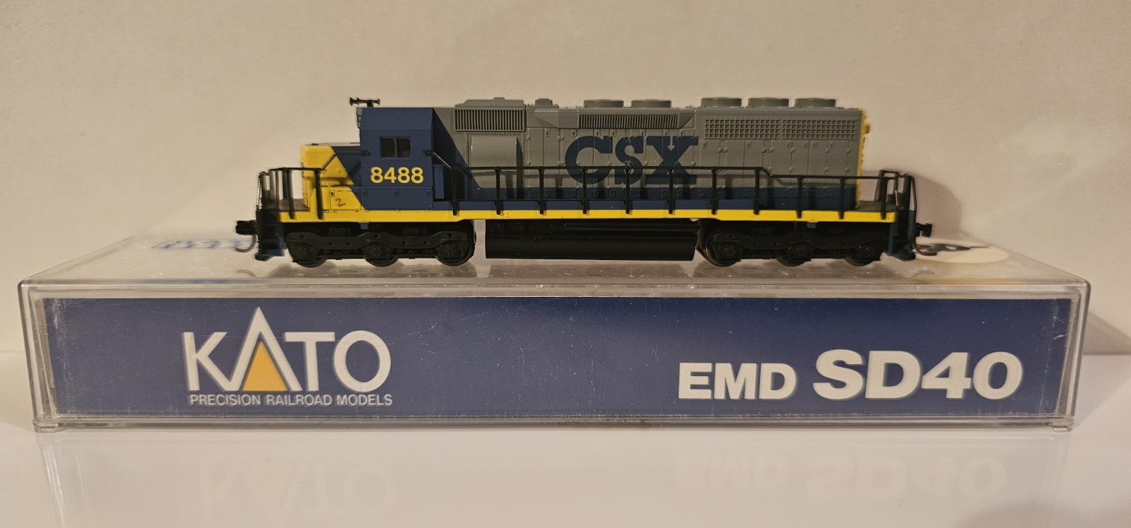 N Scale Kato CSX EMD SD40 YN2 Light Future 8488 176-20T DC Split Frame Knuckles