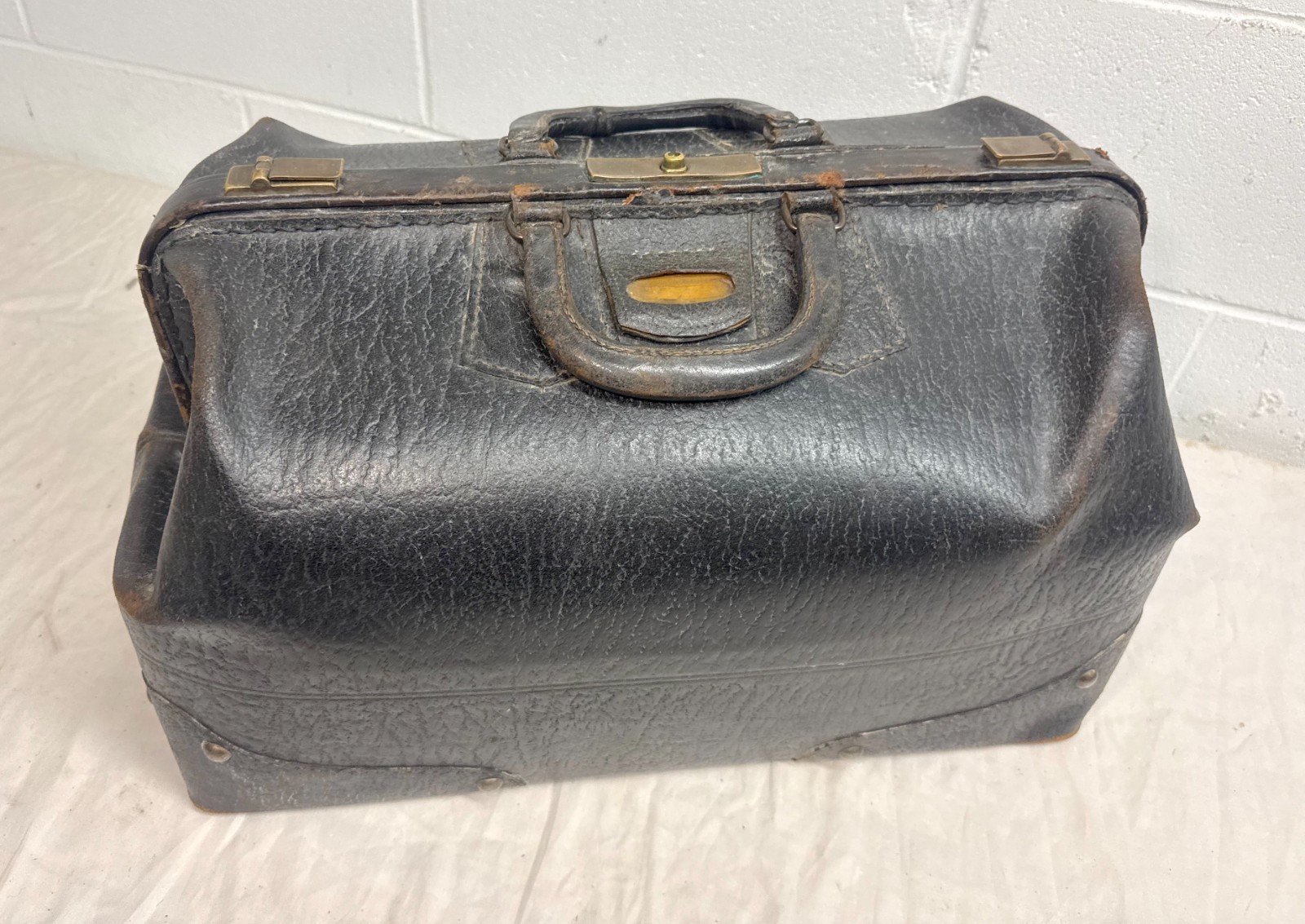 Large antique 19th century handmade leather WB doctors medical tool travel bag