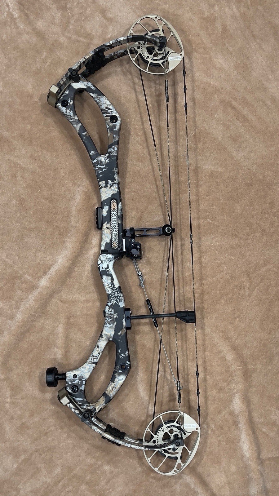 PSE Mach 33 EC2 Right Hand Compound Bow 80lb 25.5-31in Draw kryptec skyfall