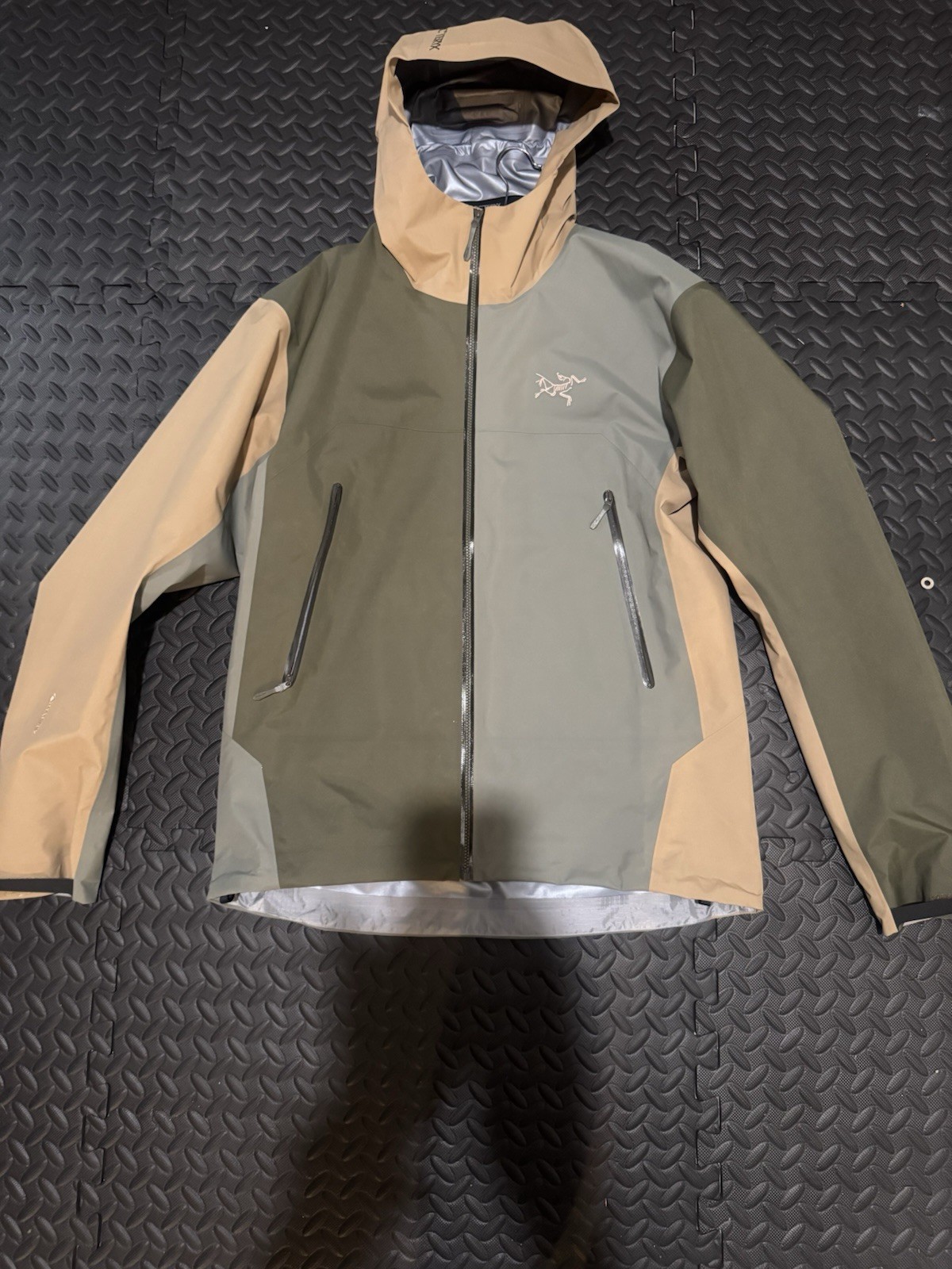 Arcteryx Beta Shell In Forage/Tatsu/Canvas Arcteryx Beta Shell In Forage/Tatsu/Canvas