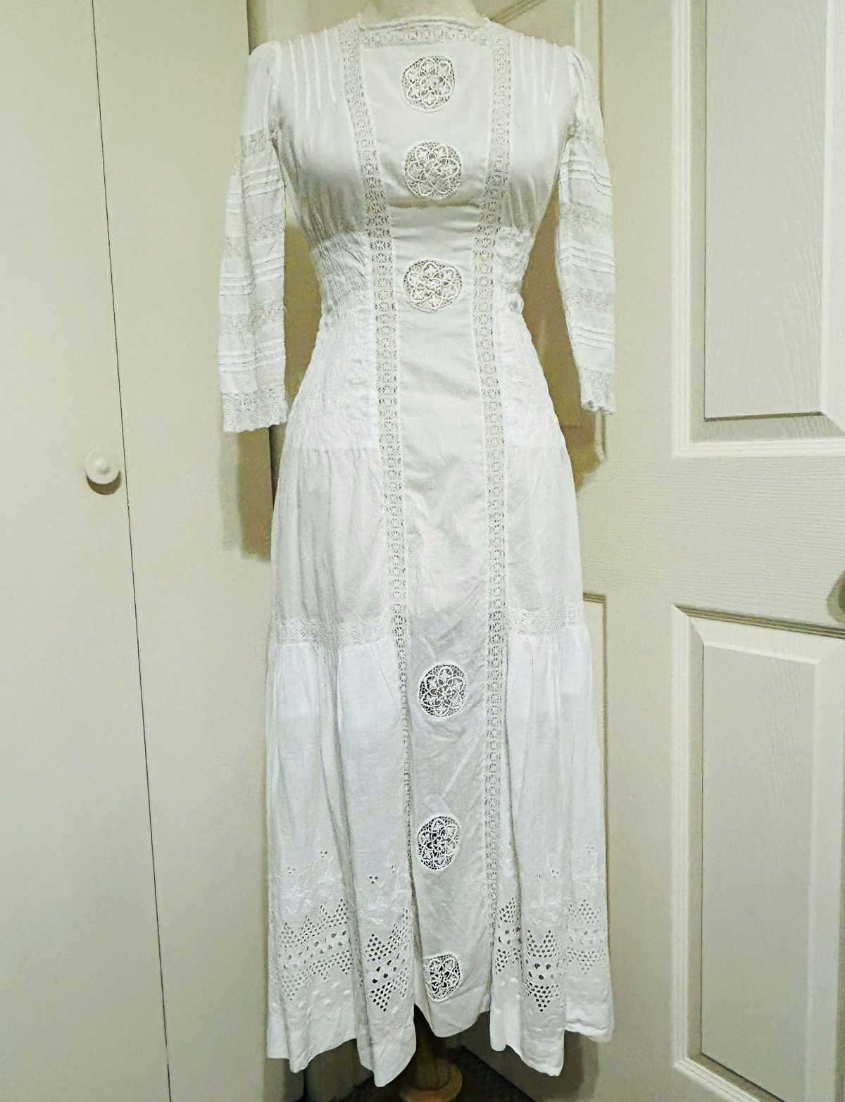 Antique Edwardian A+ cond. White Cotton Lawn Tea Dress Crochet Medallion  xsmall