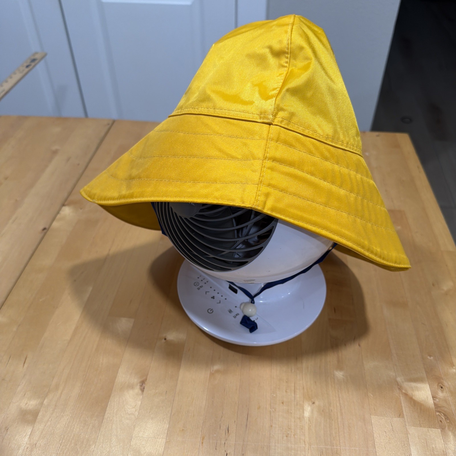 Vintage High Seas Foul Weather Gear Sou\'wester Rain Hat - Yellow (Size Medium) Vintage High Seas Foul Weather Gear Sou\'wester Rain Hat - Yellow (Size Medium)