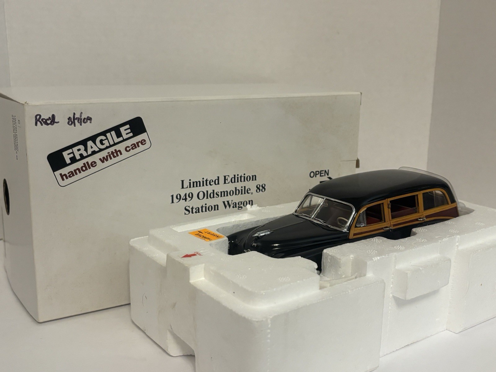 Danbury Mint Limited Edition 1949 Oldsmobile 88 Station Wagon 1/24 Danbury Mint Limited Edition 1949 Oldsmobile 88 Station Wagon 1/24