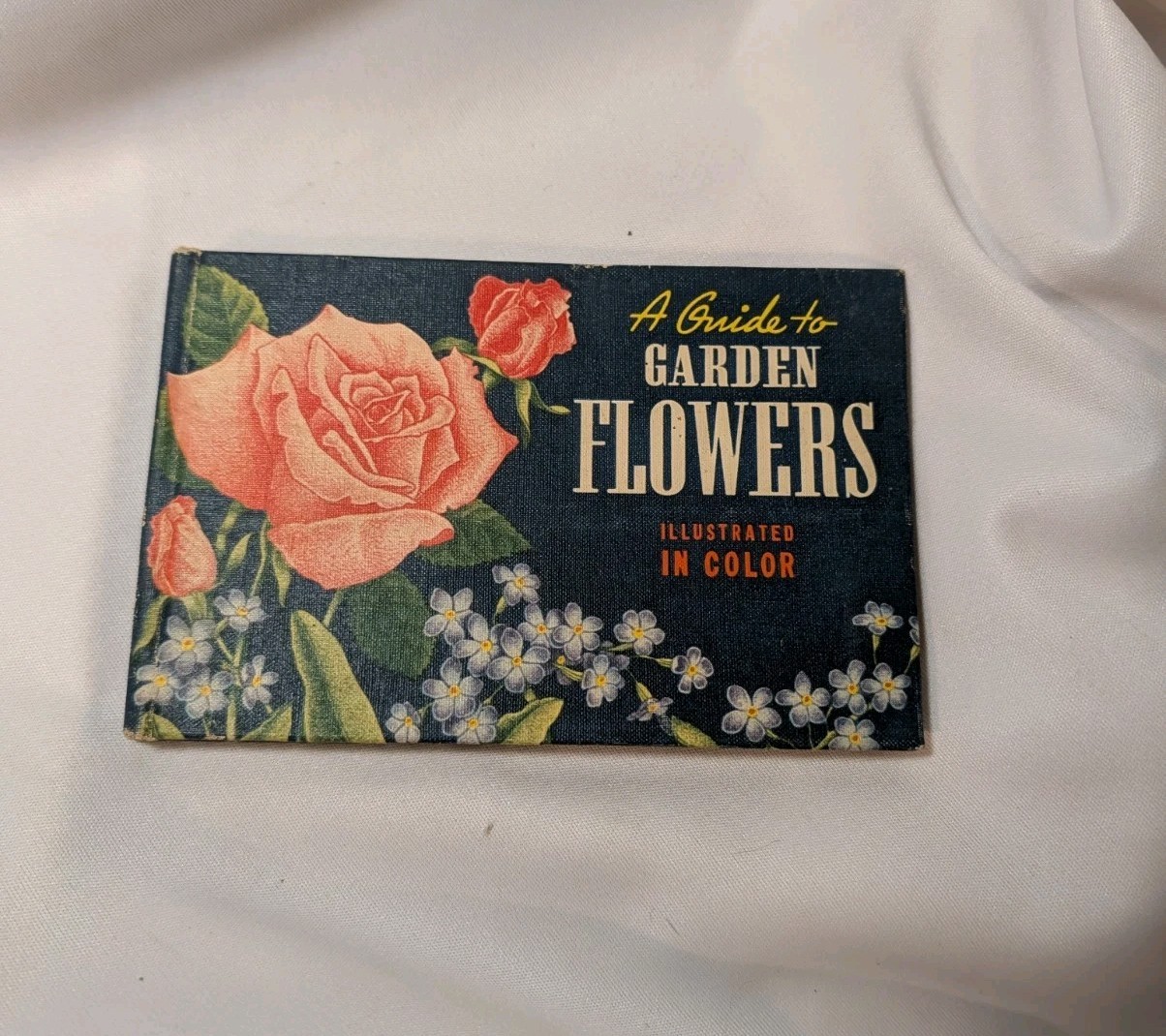 Vintage 1945 Whitman A Guide to Garden Flowers Illustrated Miniature Hardcover B