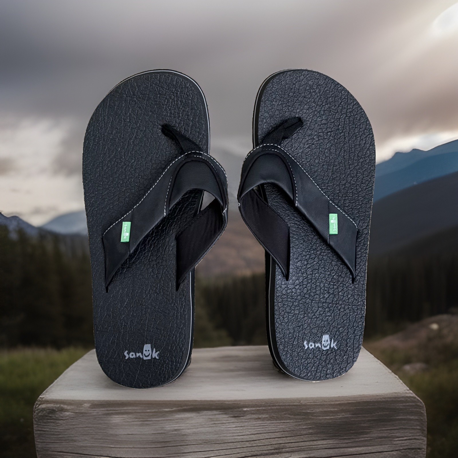 SANUK Mens 10 Beer Cozy Black Flip Flops Sandals New Unworn Excellent no tags
