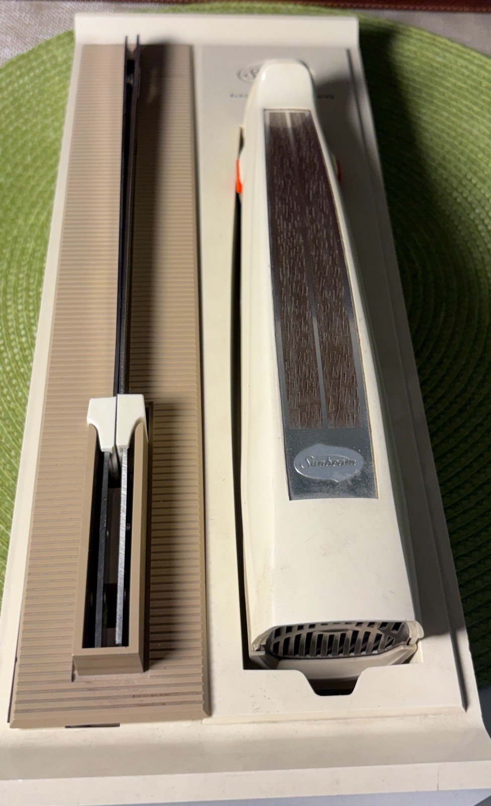 Vtg MCM Sunbeam Electric Carving Knife Wall Mount Almond Retro Works Vtg MCM Sunbeam Electric Carving Knife Wall Mount Almond Retro Works