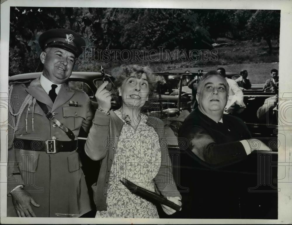 1941 Press Photo Gen and Mrs. Edwin Watson Show Pres Roosevelt Their Estate
