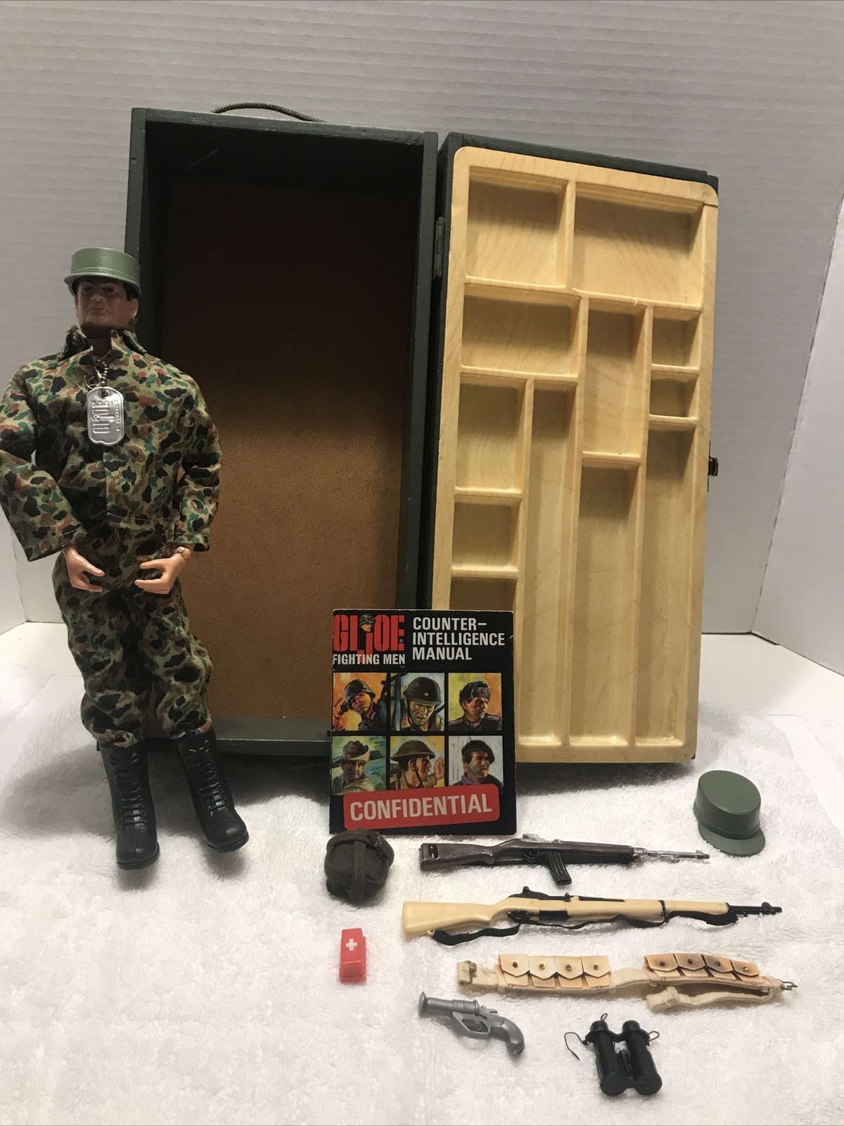 Vintage 1964 Hashbro G.I. Joe Talking Action Marine w/ Footlocker **READ**