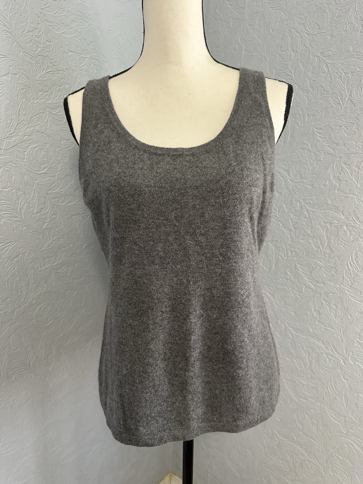 Garnet Hill Size Large Grey 100% Cashmere Scoop Neck Sweater Tank Sleeveless D13 Garnet Hill Size Large Grey 100% Cashmere Scoop Neck Sweater Tank Sleeveless D13