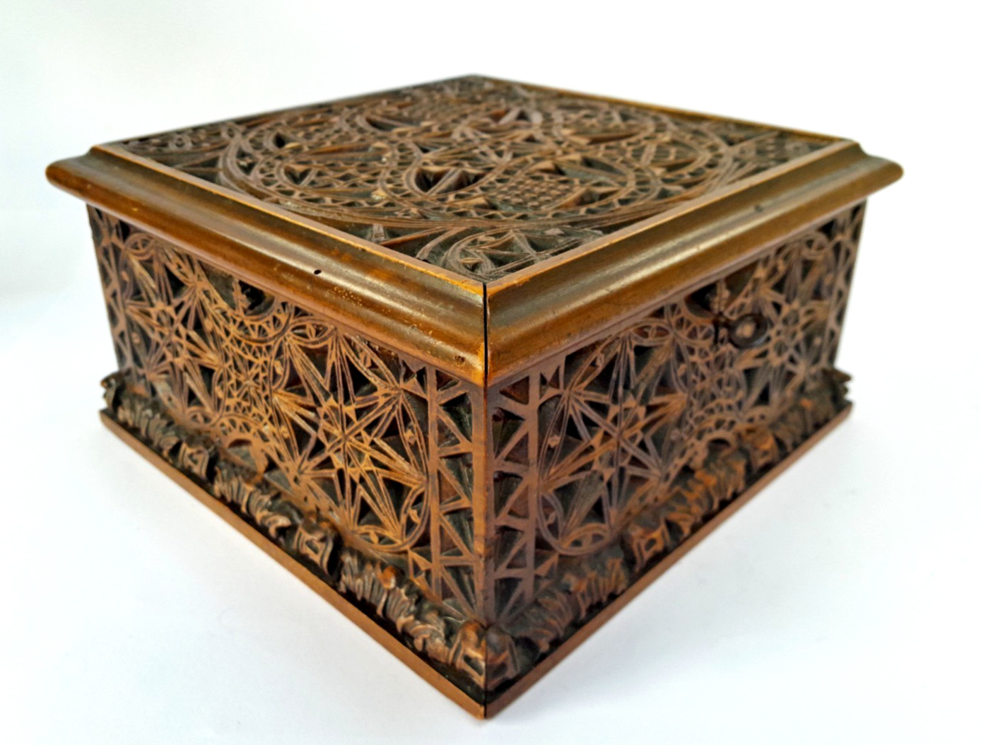 FINE C19TH ANTIQUE VICTORIAN CHIP CARVED/TREEN STAINED PINE SEWING/TRINKET BOX