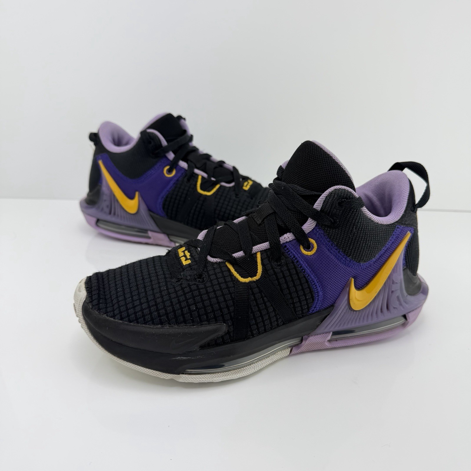 Nike LeBron Witness 7 DM1123-002 Black/Purple Solid Athletic Shoe Men Size 7.5