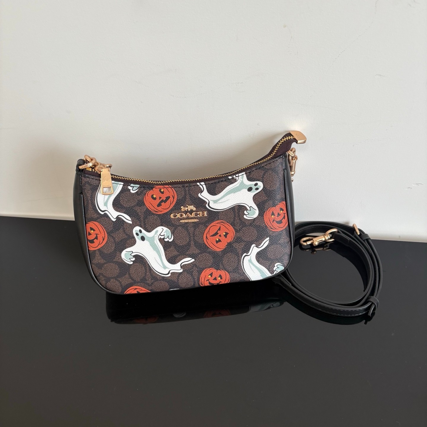NWT CY694 Shoulder Bag Signature Canvas With Pumpkin Halloween Holidays NWT CY694 Shoulder Bag Signature Canvas With Pumpkin Halloween Holidays