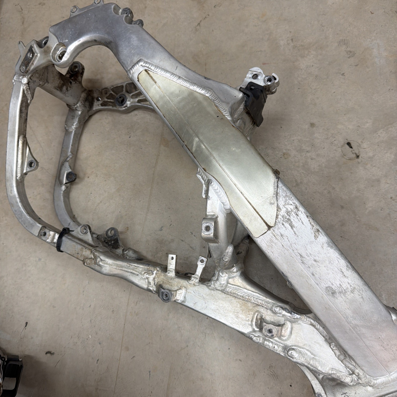 02 2002 HONDA CR 250 R OEM MAIN FRAME ENGINE CRADLE CHASSIS ALUMINUM SILVER