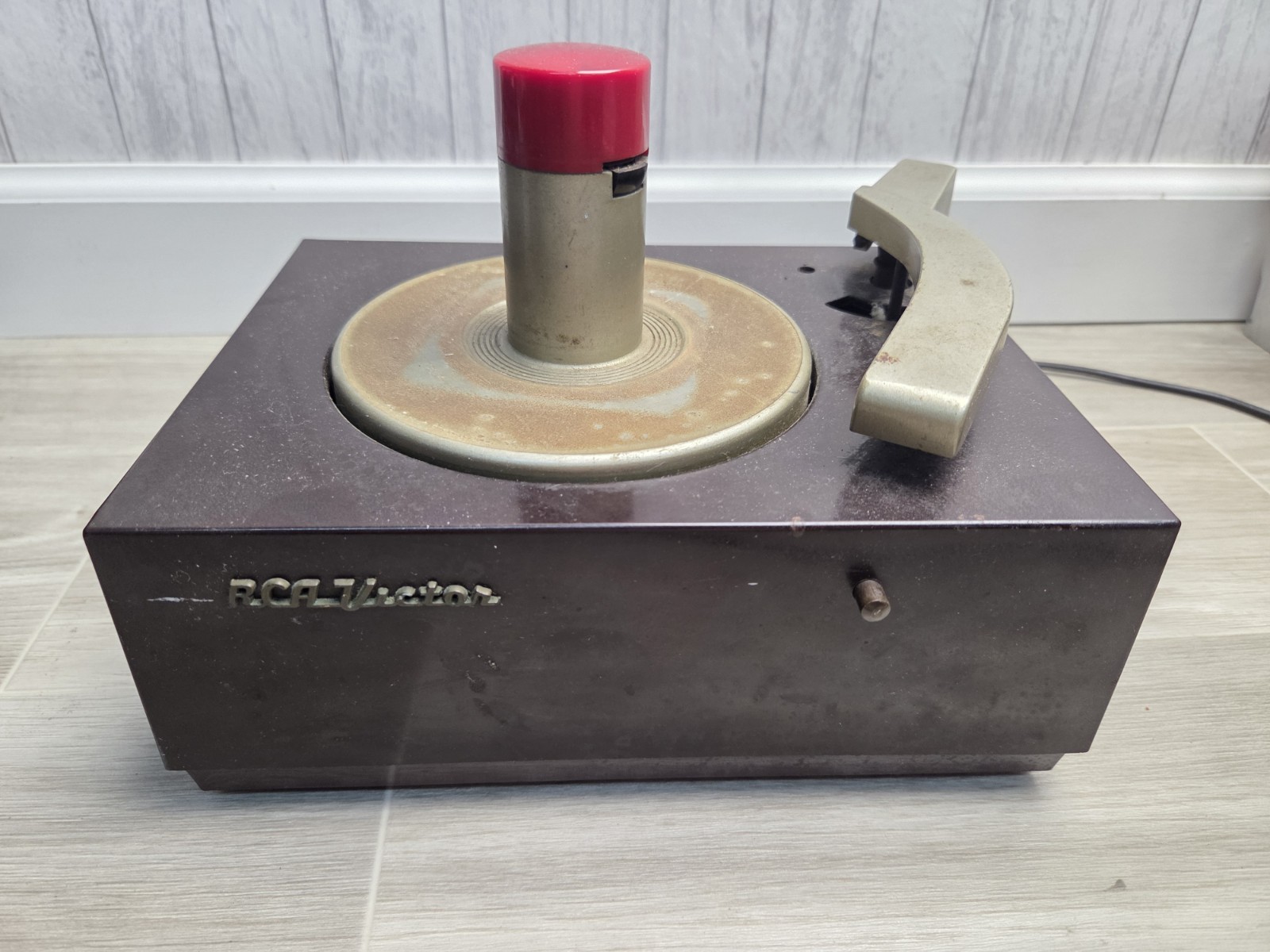 VINTAGE RCA VICTOR 45-J - FIRST GENERATION BAKELITE 45 RPM RECORD PLAYER
