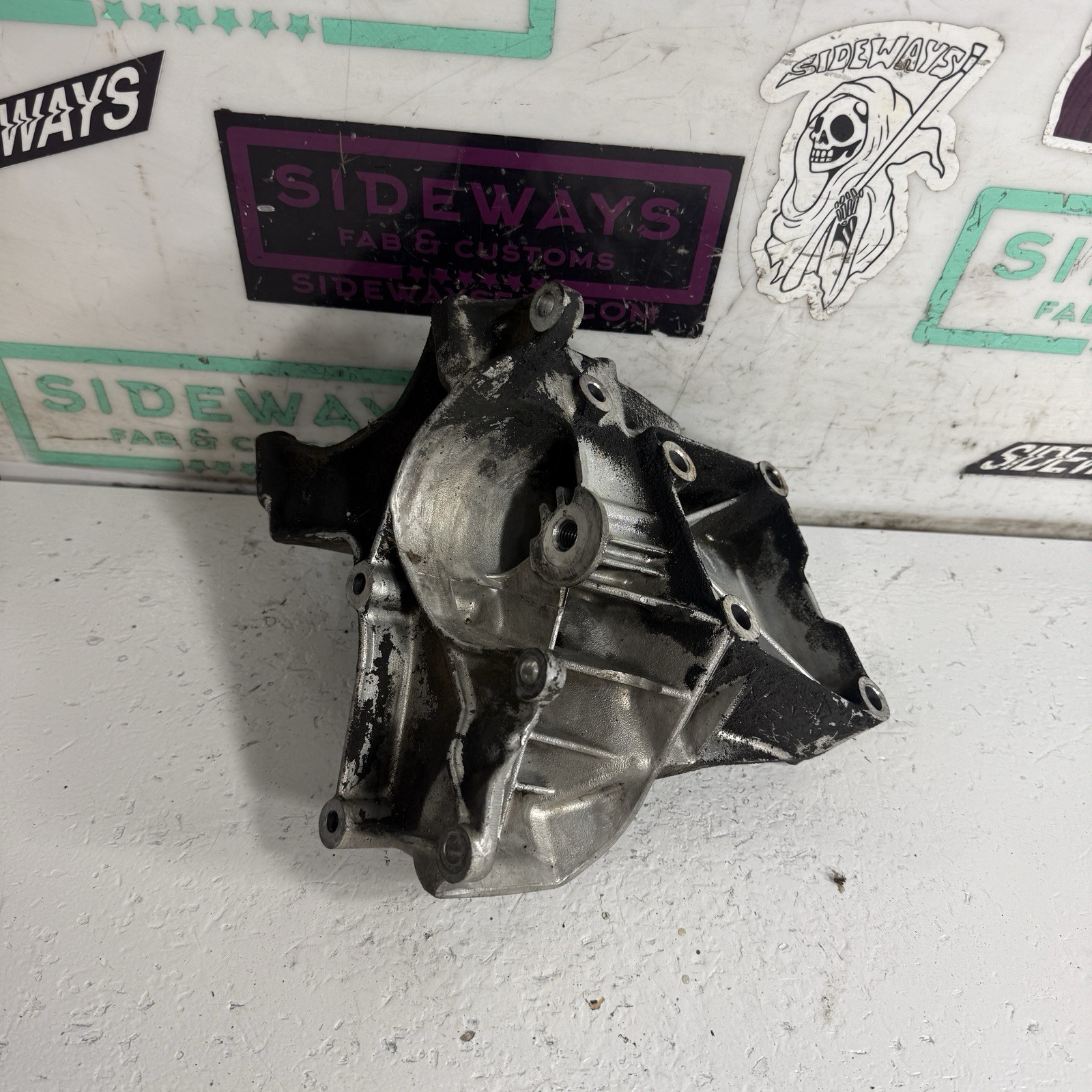 91-93 Mercedes 190e 2.3 Engine AC Compressor Bracket M102 W201