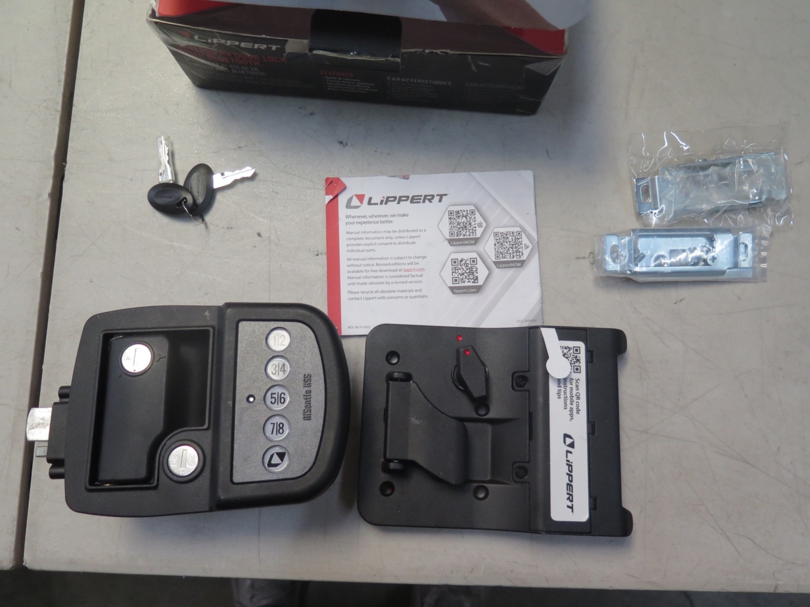 Lippert Components 2022119636 Entry Door Handle Right Hand Side Black (O7A) Lippert Components 2022119636 Entry Door Handle Right Hand Side Black (O7A)