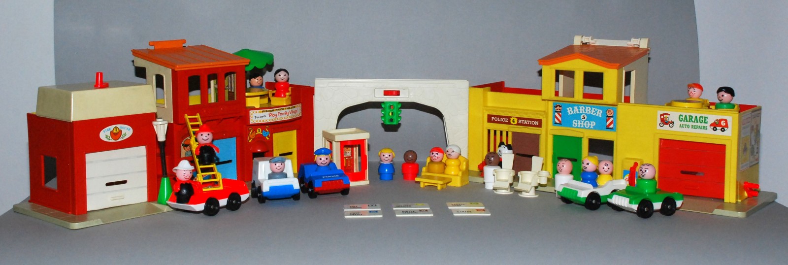 Vintage Fisher Price Play Family Village 997 Clean, Complete Excellent Vintage Fisher Price Play Family Village 997 Clean, Complete Excellent