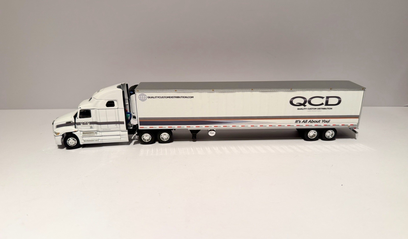 DCP QCD Quality Custom Distribution Truck 1/64 Scale DCP QCD Quality Custom Distribution Truck 1/64 Scale