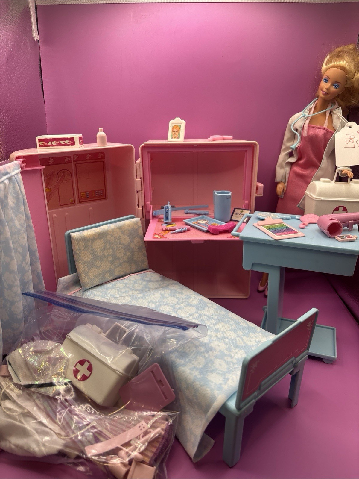 Vtg 1987 Barbie Loving Care Playcase Hospital  Mattel #4927 Doll & Whitney Items