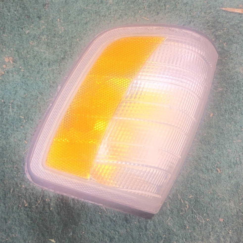 For 94-95 Benz E-Class Park Corner Light Turn Signal Marker Lamp LH Driver Side For 94-95 Benz E-Class Park Corner Light Turn Signal Marker Lamp LH Driver Side