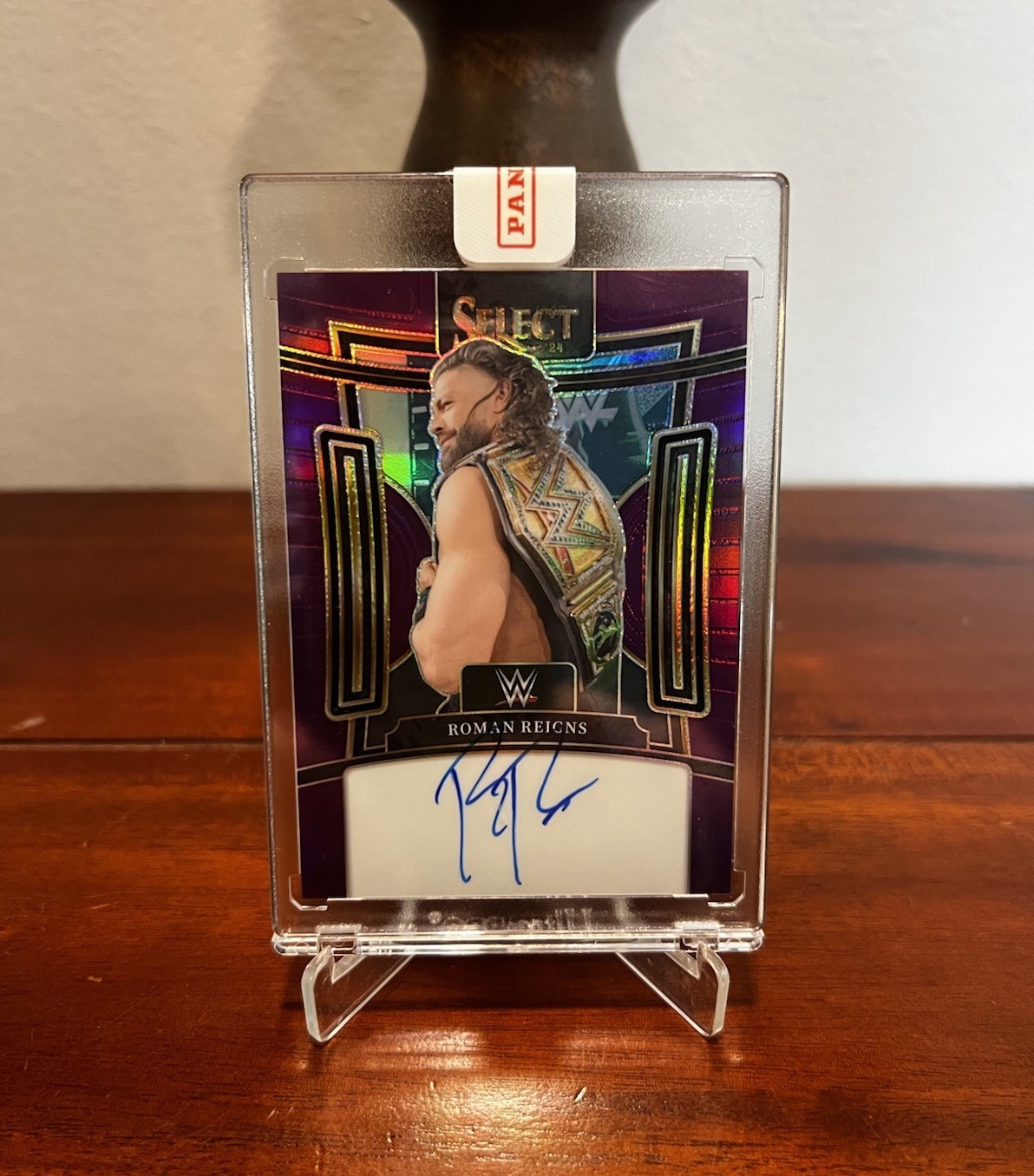 ROMAN REIGNS ON CARD AUTO /35 2024 Panini Select Signatures Purple Prizms SG-RRN