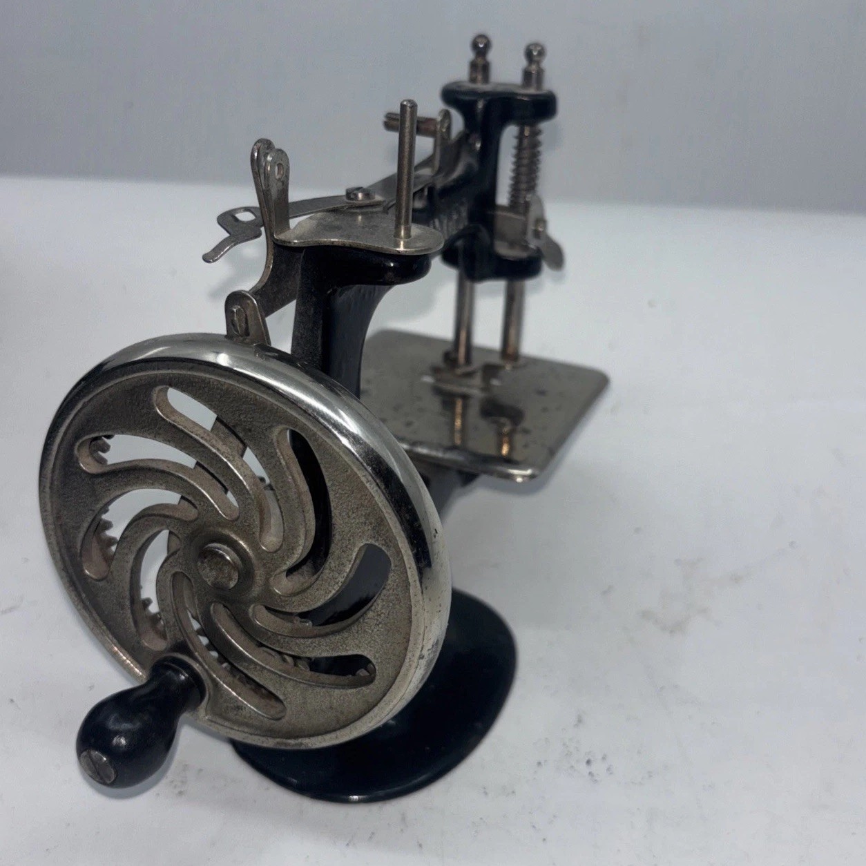 Antique 1914 SINGER No. 20 Child\'s Sewing Machine Silver Wheel Antique 1914 SINGER No. 20 Child\'s Sewing Machine Silver Wheel