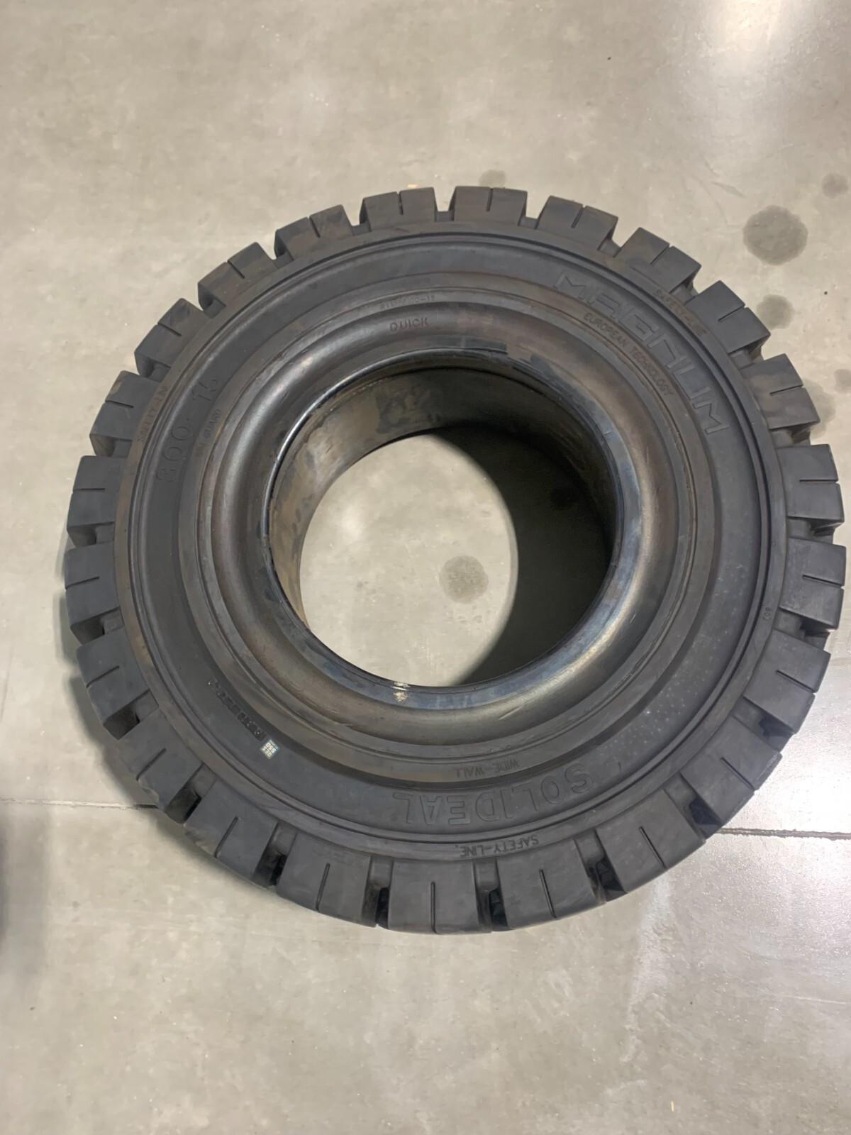 Magnum 300-15 Solideal RES 550 Forklift Tire 8.00-15 (Single Tire)