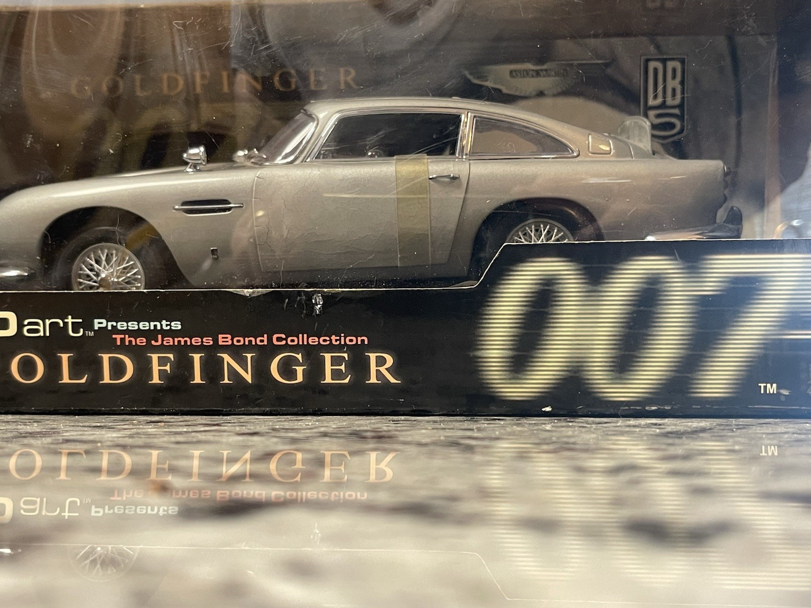 Autoart James Bond aston martin first editon, with all the Gadgets