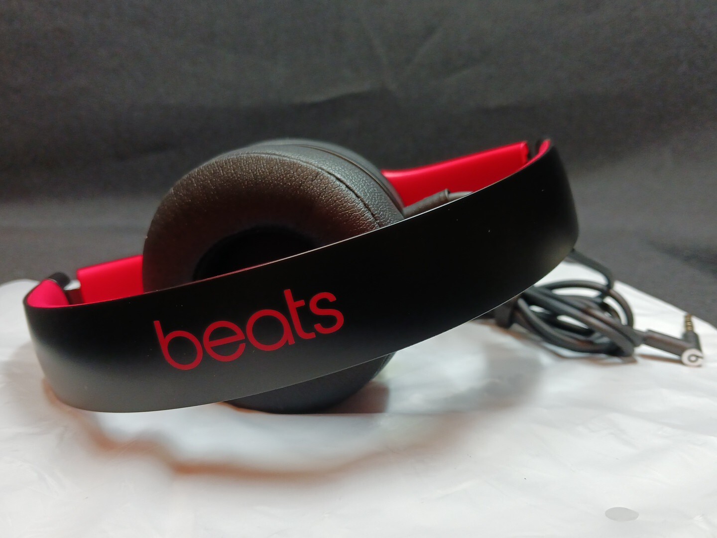 NEW Beats by Dre Solo3 Wired Headphones Black and Red DEMO VERSION READ NEW Beats by Dre Solo3 Wired Headphones Black and Red DEMO VERSION READ