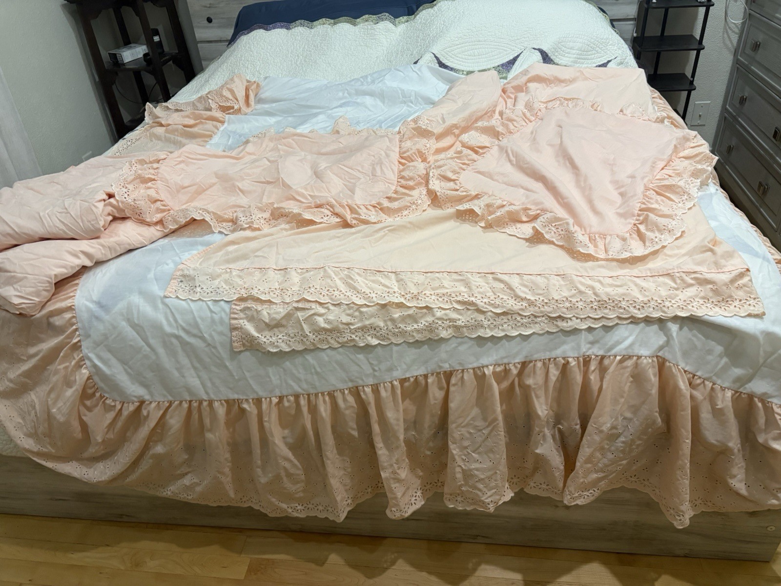 vtg Queen Sheet Sets Pillows Dan River pink/ Peach embroidered 5 Pcs Beautiful vtg Queen Sheet Sets Pillows Dan River pink/ Peach embroidered 5 Pcs Beautiful