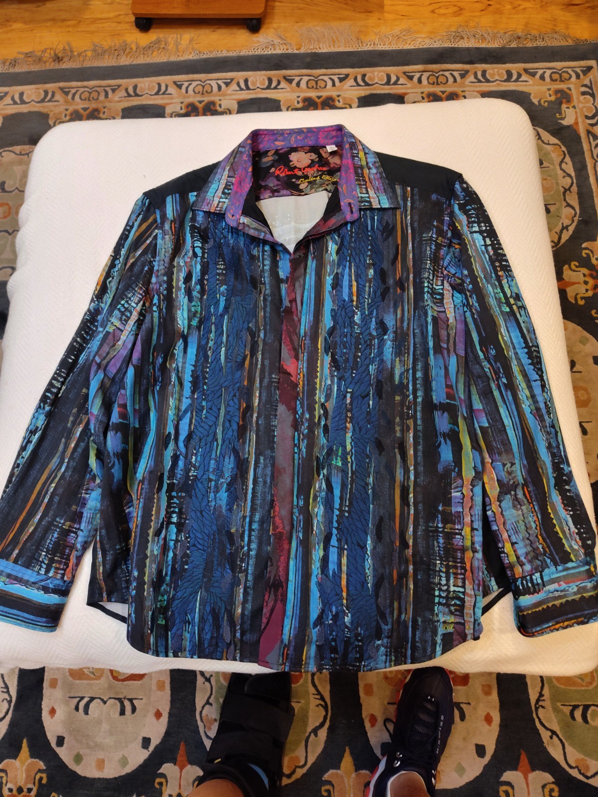 Robert Graham Embroidered limited edition men\'s Surfing shirt Robert Graham Embroidered limited edition men\'s Surfing shirt