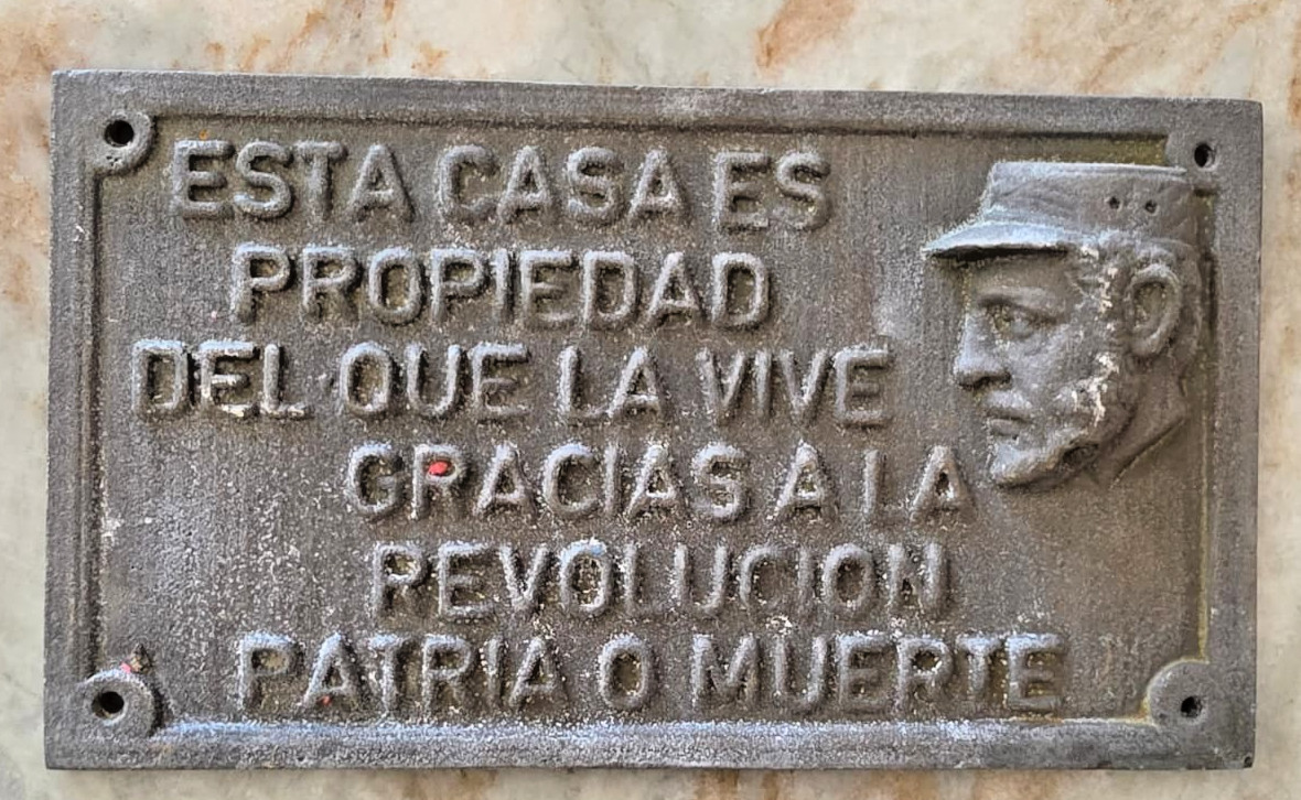 FIDEL CASTRO PLAQUE TOPPER DOOR PROPERTY IS OF WHO LIVES THANKS REVOLUTION FIDEL CASTRO PLAQUE TOPPER DOOR PROPERTY IS OF WHO LIVES THANKS REVOLUTION