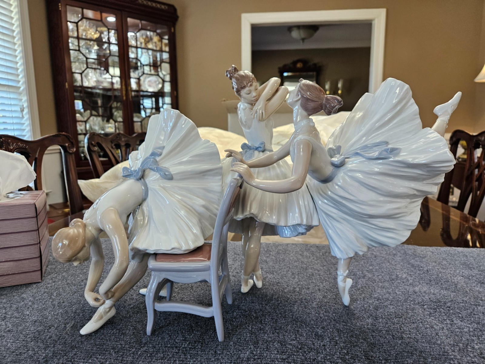 Lladro Backstage Ballet Figurine Limited Edition # 8476 Figure #0571 of 2500 Lladro Backstage Ballet Figurine Limited Edition # 8476 Figure #0571 of 2500